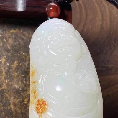 霸气财神爷脂白新疆和田玉作品，财神，105.96g，洒金皮，玉质油润，糯性一流，油糯粘手，立体圆雕工艺，雕工精湛，饱满喜庆大克重，可把可摆，苏州名家作品，有证全套包装！