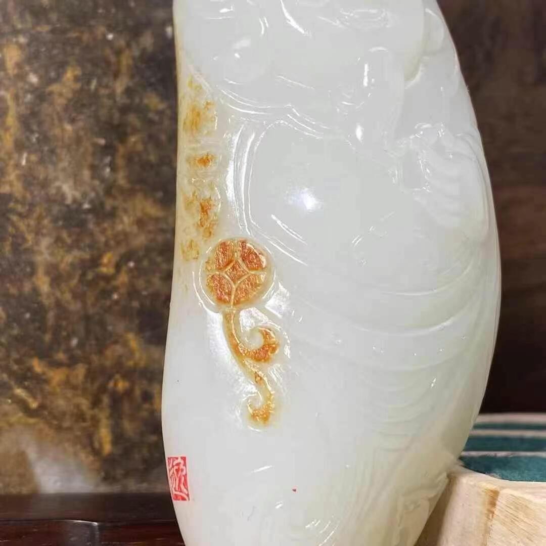 霸气财神爷脂白新疆和田玉作品，财神，105.96g，洒金皮，玉质油润，糯性一流，油糯粘手，立体圆雕工艺，雕工精湛，饱满喜庆大克重，可把可摆，苏州名家作品，有证全套包装！