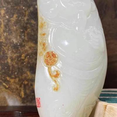 霸气财神爷脂白新疆和田玉作品，财神，105.96g，洒金皮，玉质油润，糯性一流，油糯粘手，立体圆雕工艺，雕工精湛，饱满喜庆大克重，可把可摆，苏州名家作品，有证全套包装！
