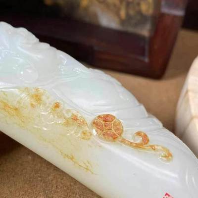 霸气财神爷脂白新疆和田玉作品，财神，105.96g，洒金皮，玉质油润，糯性一流，油糯粘手，立体圆雕工艺，雕工精湛，饱满喜庆大克重，可把可摆，苏州名家作品，有证全套包装！