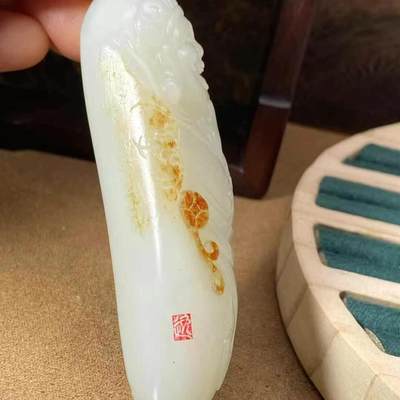 霸气财神爷脂白新疆和田玉作品，财神，105.96g，洒金皮，玉质油润，糯性一流，油糯粘手，立体圆雕工艺，雕工精湛，饱满喜庆大克重，可把可摆，苏州名家作品，有证全套包装！