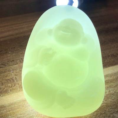 油糯霸气佛公一级白新疆和田玉作品，93.12g，弥勒佛，洒金皮，玉质油润，脂粉感十足，高浮雕工艺，开脸喜庆，饱满霸气大克重，可把可摆，苏州名家作品，有证全套包装，JL320329