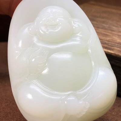 油糯霸气佛公一级白新疆和田玉作品，93.12g，弥勒佛，洒金皮，玉质油润，脂粉感十足，高浮雕工艺，开脸喜庆，饱满霸气大克重，可把可摆，苏州名家作品，有证全套包装，JL320329