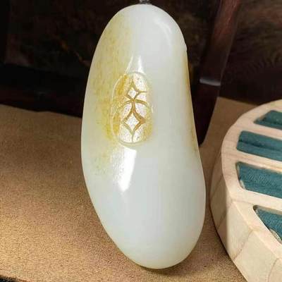 霸气财神爷脂白新疆和田玉作品，财神，105.96g，洒金皮，玉质油润，糯性一流，油糯粘手，立体圆雕工艺，雕工精湛，饱满喜庆大克重，可把可摆，苏州名家作品，有证全套包装！