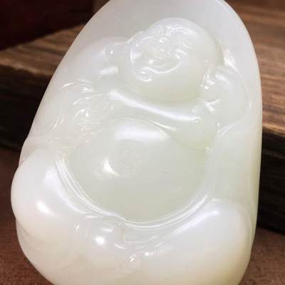 油糯霸气佛公一级白新疆和田玉作品，93.12g，弥勒佛，洒金皮，玉质油润，脂粉感十足，高浮雕工艺，开脸喜庆，饱满霸气大克重，可把可摆，苏州名家作品，有证全套包装，JL320329