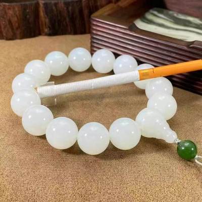 今日新品【15mm】超美礼盒款羊脂手串脂白新疆和田玉作品，佛珠手串，78.57g，单颗尺寸15mm，白度脂白，油性出色，脂粉感十足，糯性满满，微微一点结构，大颗粒，精美大气！上手特别有气质！另送定制收藏礼盒、鉴定证书！X240318