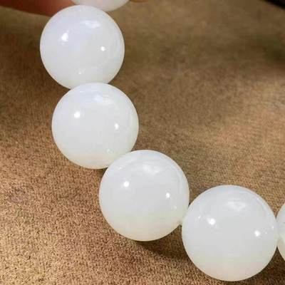 今日新品【15mm】超美礼盒款羊脂手串脂白新疆和田玉作品，佛珠手串，78.57g，单颗尺寸15mm，白度脂白，油性出色，脂粉感十足，糯性满满，微微一点结构，大颗粒，精美大气！上手特别有气质！另送定制收藏礼盒、鉴定证书！X240318