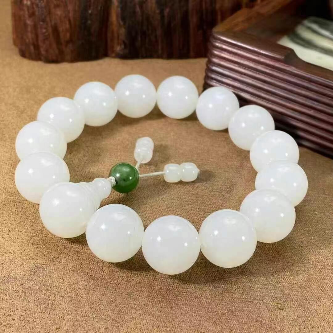 今日新品【15mm】超美礼盒款羊脂手串脂白新疆和田玉作品，佛珠手串，78.57g，单颗尺寸15mm，白度脂白，油性出色，脂粉感十足，糯性满满，微微一点结构，大颗粒，精美大气！上手特别有气质！另送定制收藏礼盒、鉴定证书！X240318