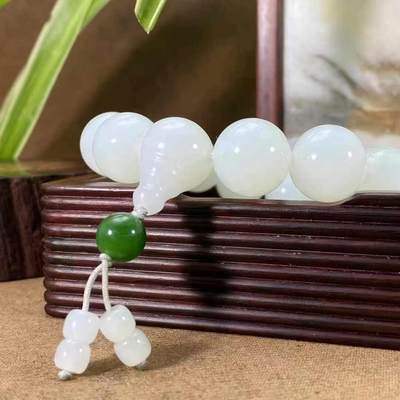 今日新品【15mm】超美礼盒款羊脂手串脂白新疆和田玉作品，佛珠手串，78.57g，单颗尺寸15mm，白度脂白，油性出色，脂粉感十足，糯性满满，微微一点结构，大颗粒，精美大气！上手特别有气质！另送定制收藏礼盒、鉴定证书！X240318