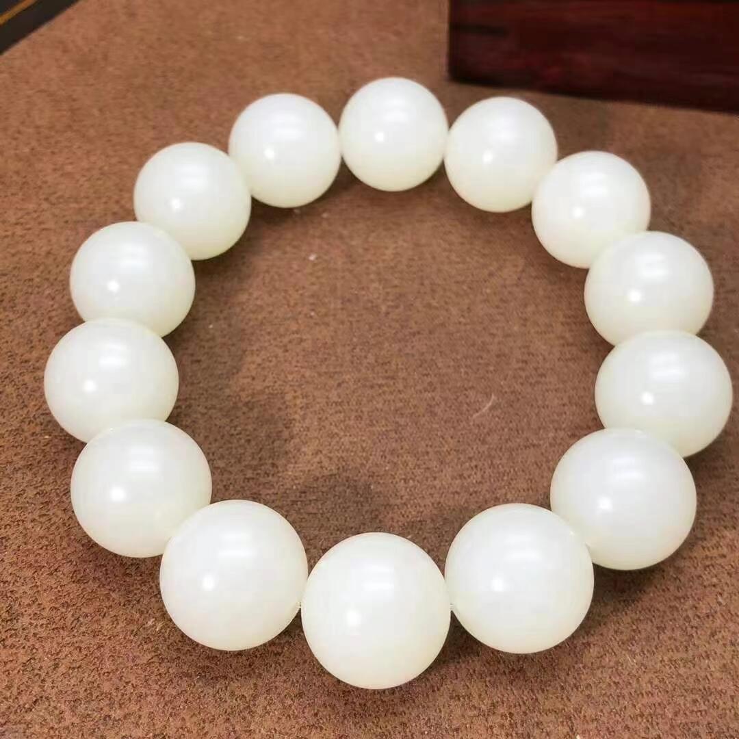 今日新品【16mm】霸气羊脂佛珠手串脂白新疆和田玉作品，佛珠手串，流光溢彩，90.39g，单颗尺寸16mm，玉质莹润，脂粉好，颗颗精选，巨超值，有证书全套包装！X320403
