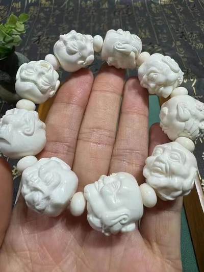 精工《十八罗汉》手串，牙质细腻润泽，雕工精湛，十八罗汉表情各不相同，五官立体传神规格：1.8，现货实拍