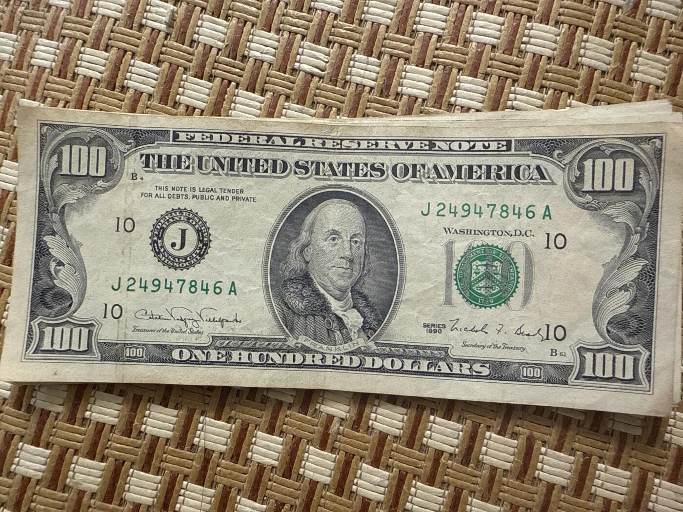 1990一张，1999四张，2003有多张 100美元💵