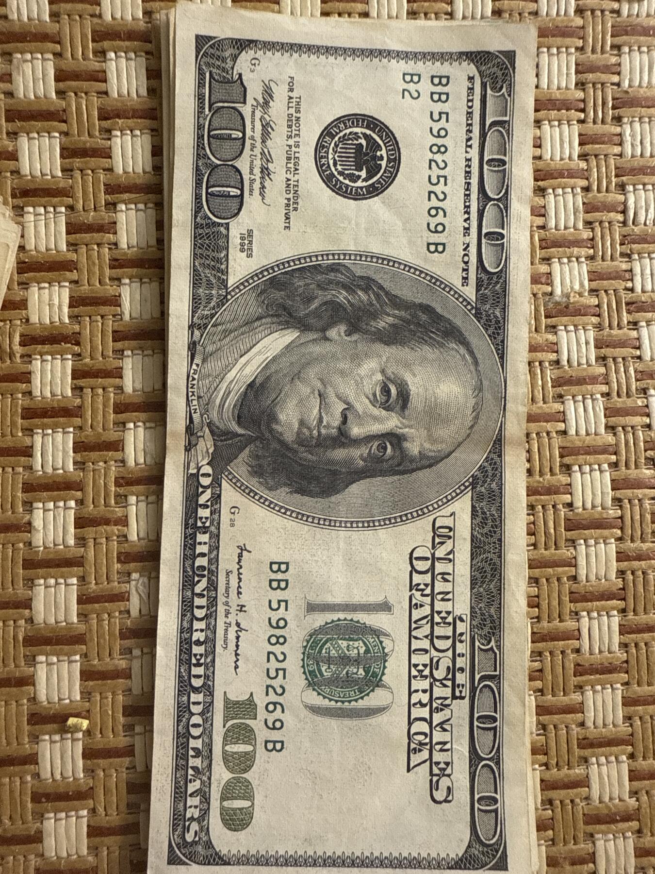 1990一张，1999四张，2003有多张 100美元💵