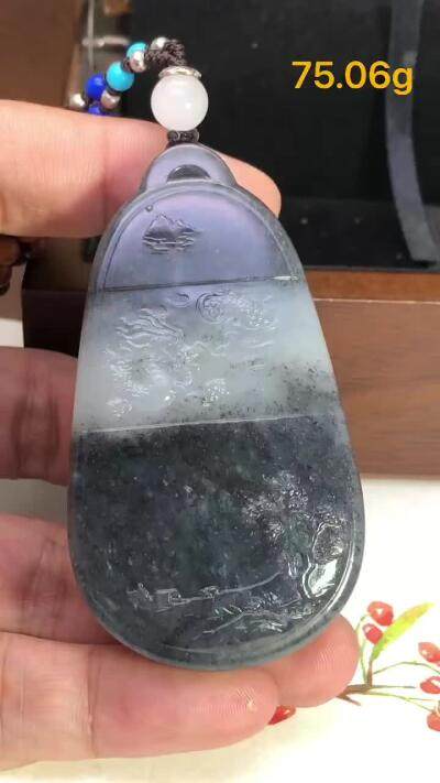 超美青花子冈牌新疆和田青花籽料作品，龙马精神，75.06g，超美青花籽料，油性出色，脂粉感十足，糯性满满，微结构，双面浮雕工艺，超值福利！海派玉雕名家作品，有款证全套包装！18142JL200401