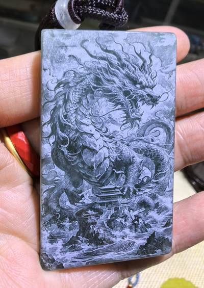 5D万针激光双面精雕湖水绿翡翠武财神关公威武忠义，龙腾四海雄伟壮观。佩戴浩然正气，霸气侧漏。尺寸:6.1*3.5*0.7cm