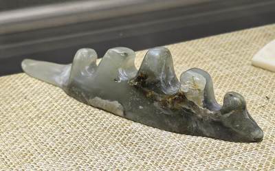旧藏和田玉笔架，全品如图，尺寸:长11.8高3.0厚1.7cm