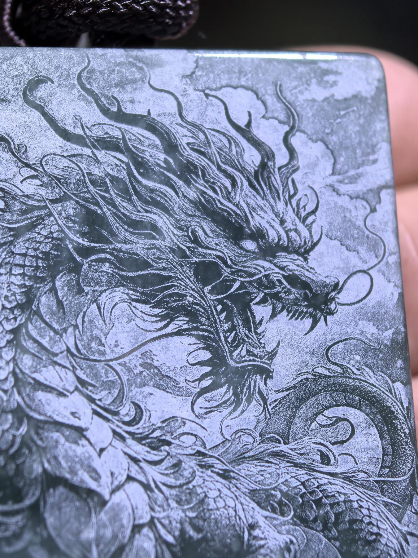 5D万针激光双面精雕湖水绿翡翠武财神关公威武忠义，龙腾四海雄伟壮观。佩戴浩然正气，霸气侧漏。尺寸:6.1*3.5*0.7cm