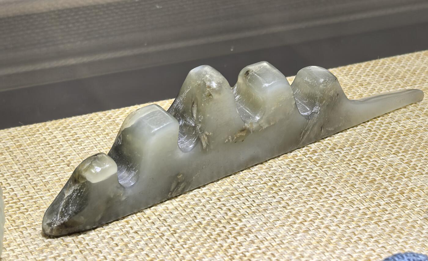 旧藏和田玉笔架，全品如图，尺寸:长11.8高3.0厚1.7cm