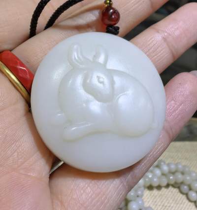 和田玉小油膏玉兔，雕刻圆润，玉质油糯，脂粉十足。佩戴秀气玲珑。尺寸:3.5*1.0cm克重:20.5g