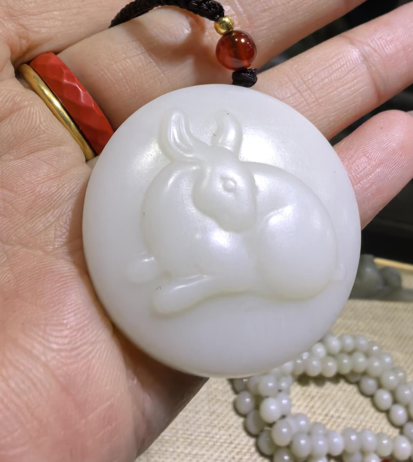 和田玉小油膏玉兔，雕刻圆润，玉质油糯，脂粉十足。佩戴秀气玲珑。尺寸:3.5*1.0cm克重:20.5g
