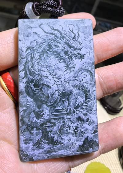 5D万针激光双面精雕湖水绿翡翠武财神关公威武忠义，龙腾四海雄伟壮观。佩戴浩然正气，霸气侧漏。尺寸:6.1*3.5*0.7cm