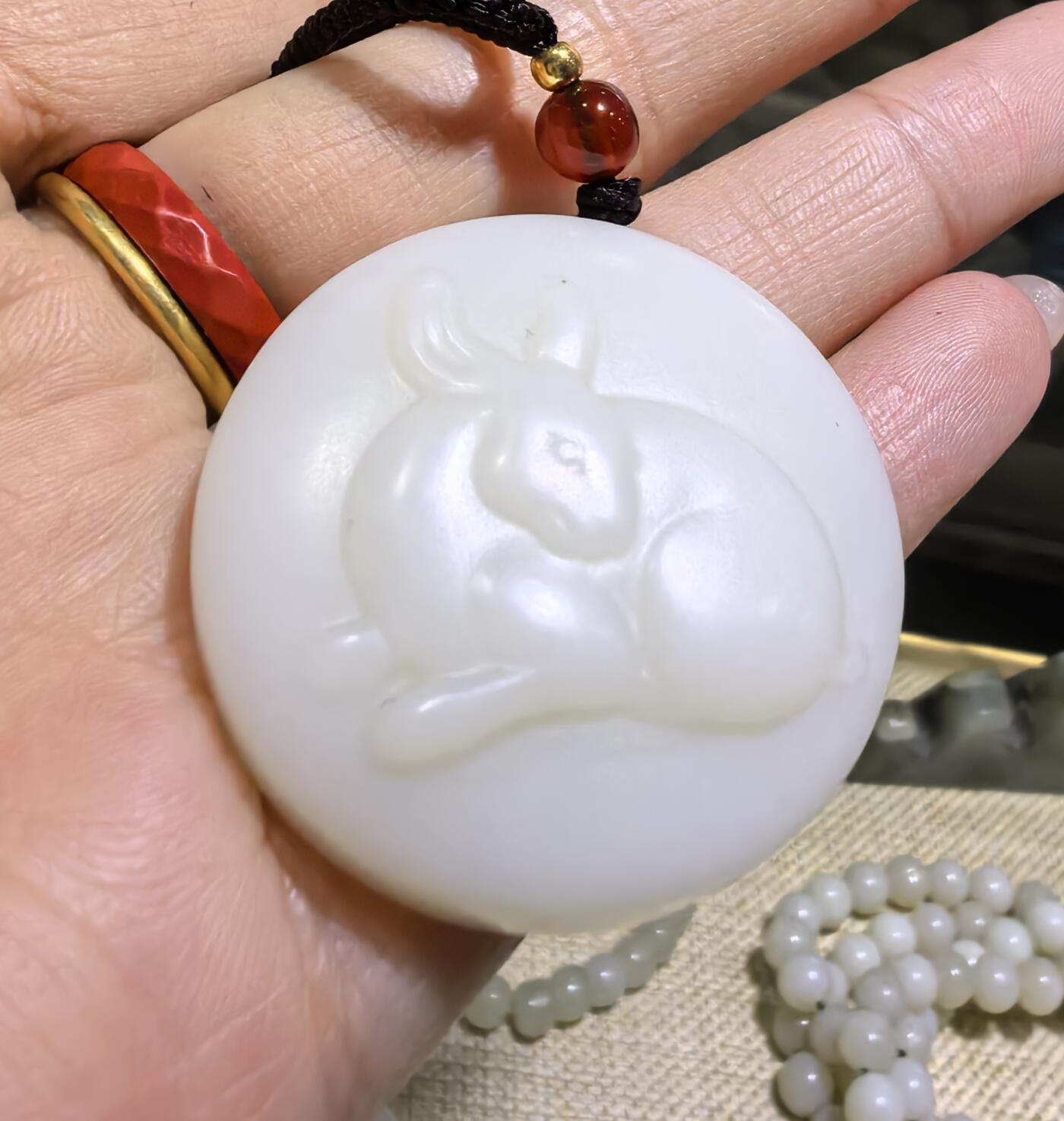 和田玉小油膏玉兔，雕刻圆润，玉质油糯，脂粉十足。佩戴秀气玲珑。尺寸:3.5*1.0cm克重:20.5g