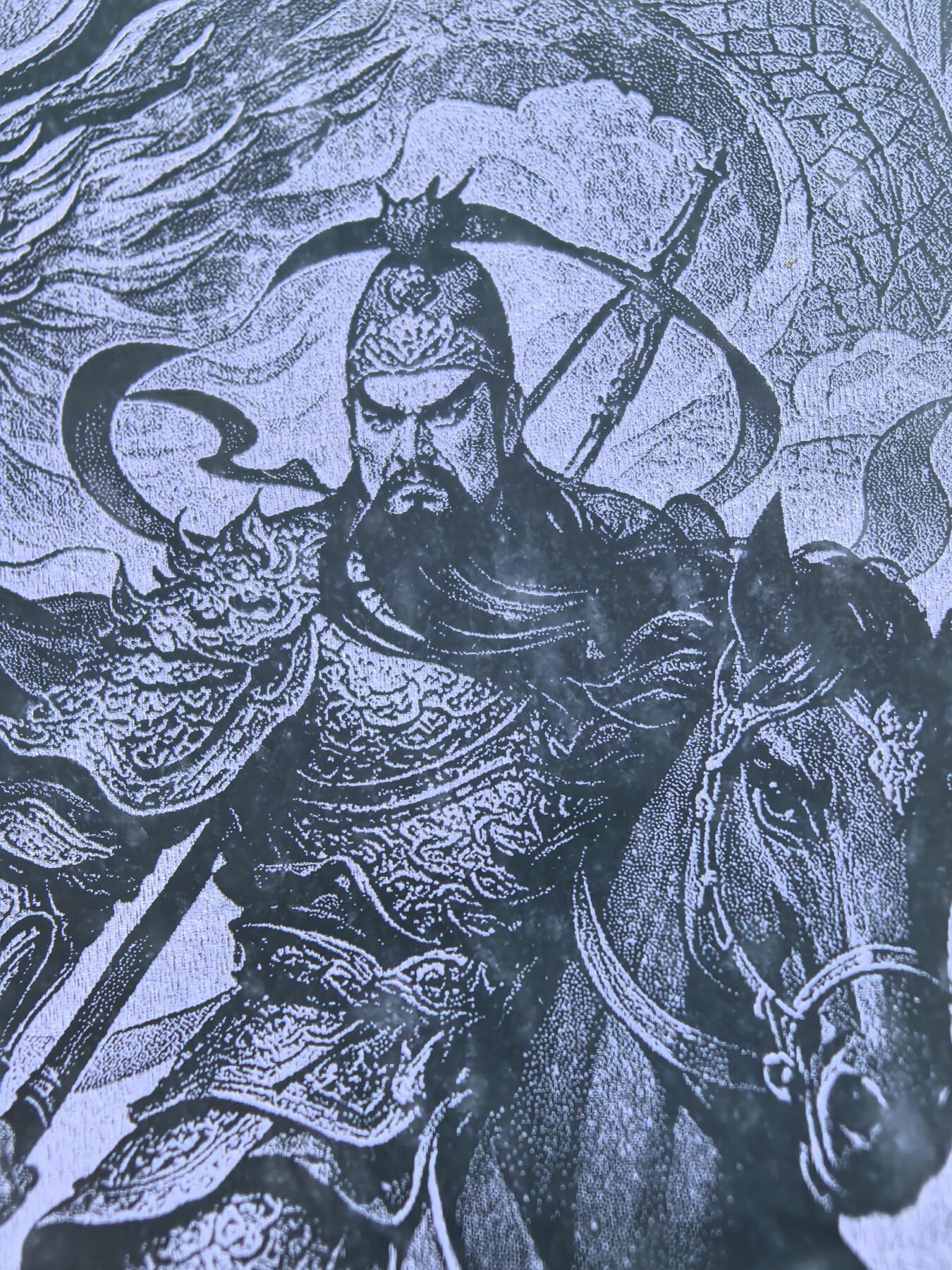 5D万针激光双面精雕湖水绿翡翠武财神关公威武忠义，龙腾四海雄伟壮观。佩戴浩然正气，霸气侧漏。尺寸:6.1*3.5*0.7cm
