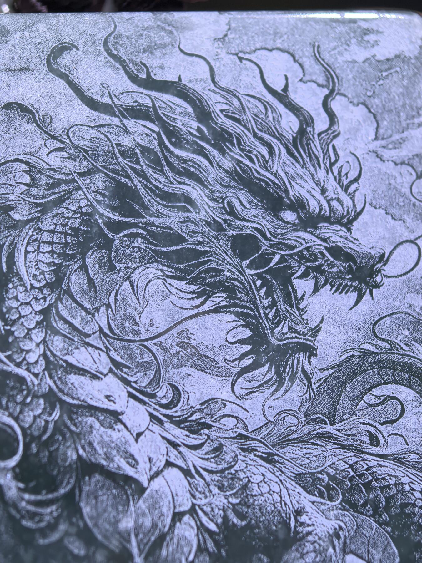 5D万针激光双面精雕湖水绿翡翠武财神关公威武忠义，龙腾四海雄伟壮观。佩戴浩然正气，霸气侧漏。尺寸:6.1*3.5*0.7cm