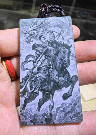 5D万针激光双面精雕湖水绿翡翠武财神关公威武忠义，龙腾四海雄伟壮观。佩戴浩然正气，霸气侧漏。尺寸:6.1*3.5*0.7cm