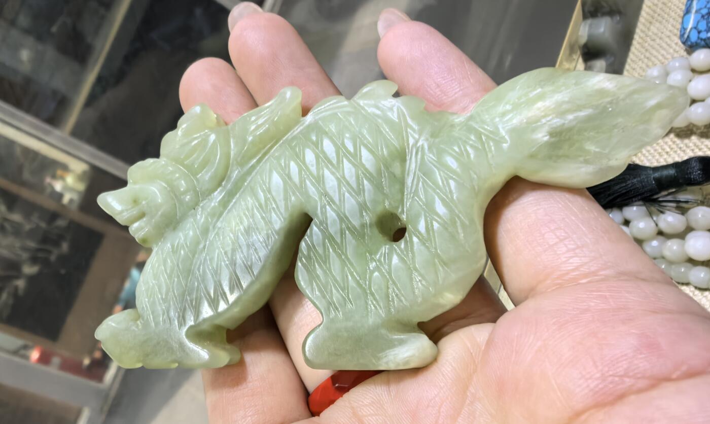 旧藏古代岫玉龙船配饰，包浆浑厚。可做手把件挂件。全品如图。尺寸:长9.42*45.7*9.6cm
