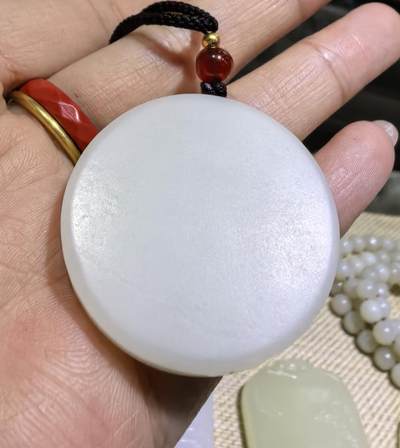 和田玉小油膏玉兔，雕刻圆润，玉质油糯，脂粉十足。佩戴秀气玲珑。尺寸:3.5*1.0cm克重:20.5g
