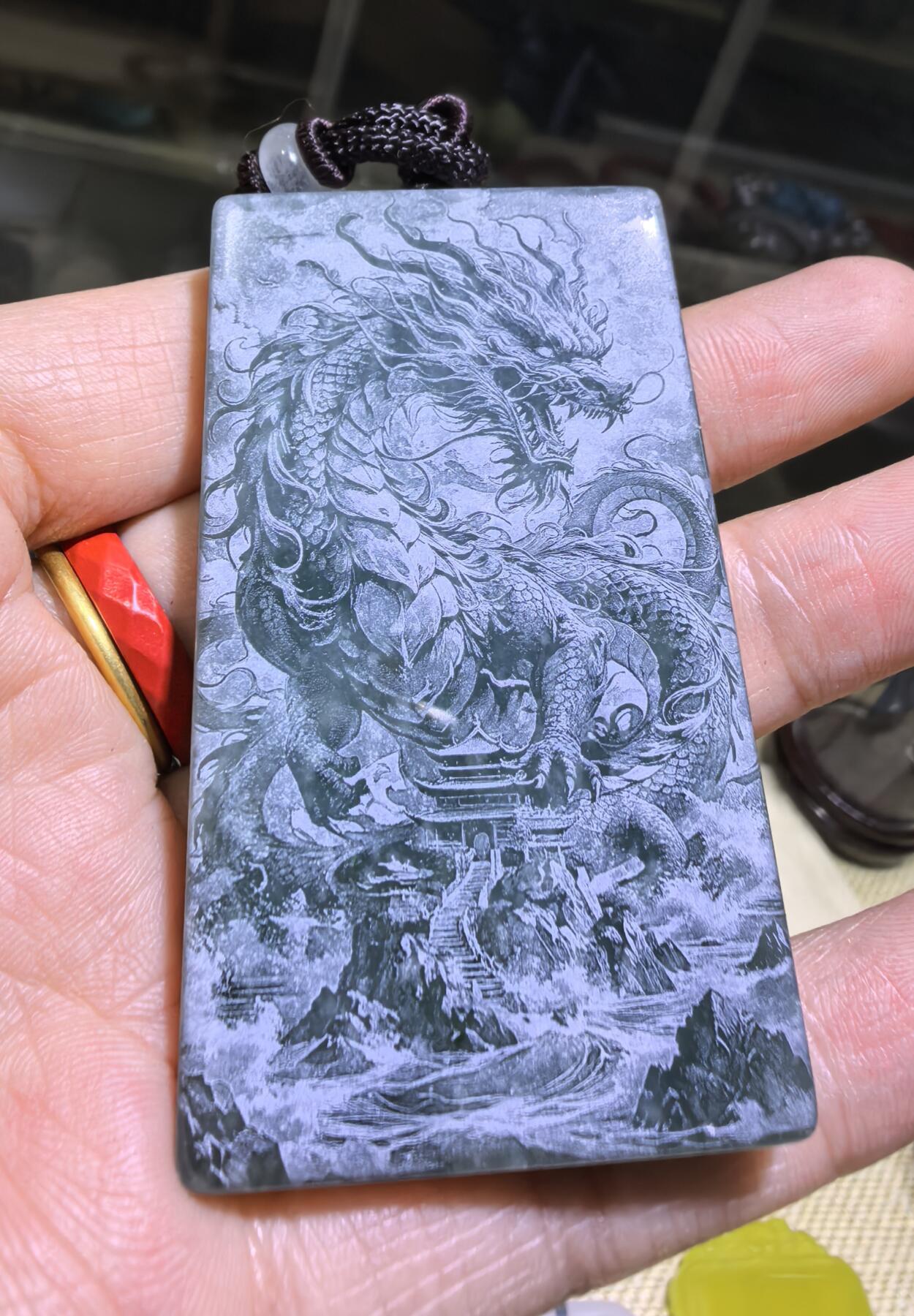 5D万针激光双面精雕湖水绿翡翠武财神关公威武忠义，龙腾四海雄伟壮观。佩戴浩然正气，霸气侧漏。尺寸:6.1*3.5*0.7cm