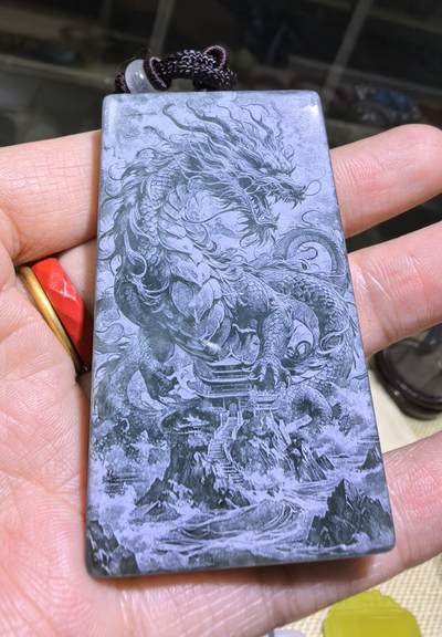 5D万针激光双面精雕湖水绿翡翠武财神关公威武忠义，龙腾四海雄伟壮观。佩戴浩然正气，霸气侧漏。尺寸:6.1*3.5*0.7cm