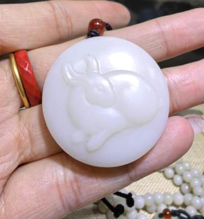 和田玉小油膏玉兔，雕刻圆润，玉质油糯，脂粉十足。佩戴秀气玲珑。尺寸:3.5*1.0cm克重:20.5g