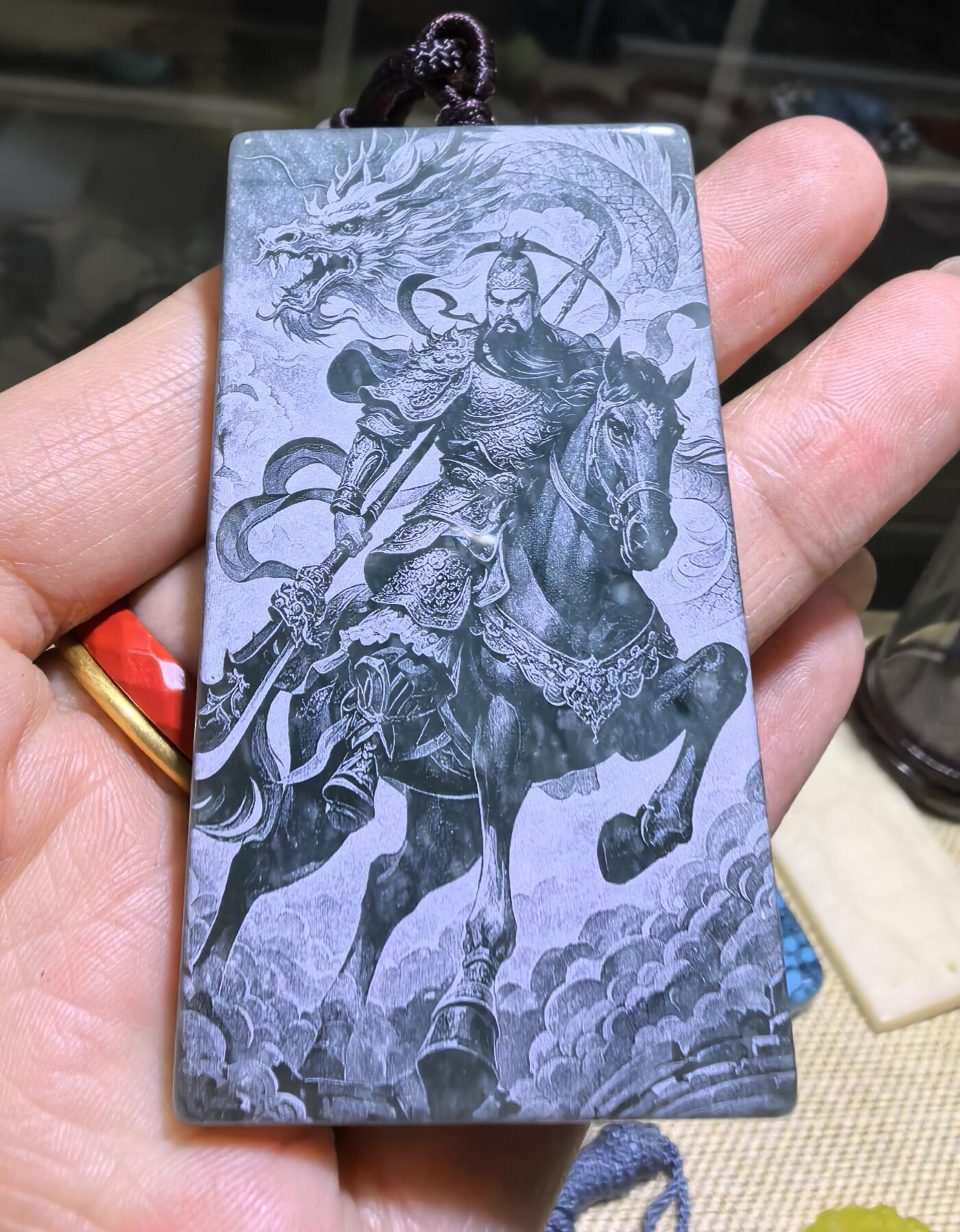 5D万针激光双面精雕湖水绿翡翠武财神关公威武忠义，龙腾四海雄伟壮观。佩戴浩然正气，霸气侧漏。尺寸:6.1*3.5*0.7cm