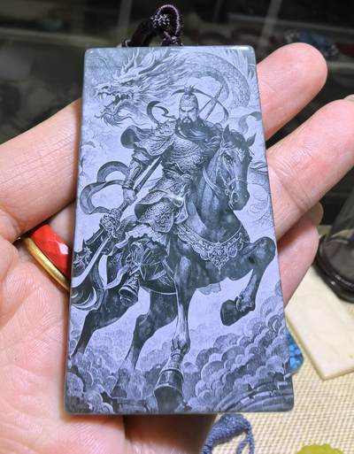 5D万针激光双面精雕湖水绿翡翠武财神关公威武忠义，龙腾四海雄伟壮观。佩戴浩然正气，霸气侧漏。尺寸:6.1*3.5*0.7cm