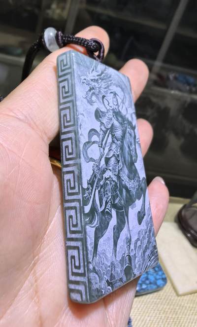 5D万针激光双面精雕湖水绿翡翠武财神关公威武忠义，龙腾四海雄伟壮观。佩戴浩然正气，霸气侧漏。尺寸:6.1*3.5*0.7cm