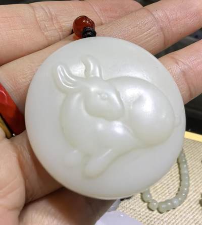 和田玉小油膏玉兔，雕刻圆润，玉质油糯，脂粉十足。佩戴秀气玲珑。尺寸:3.5*1.0cm克重:20.5g