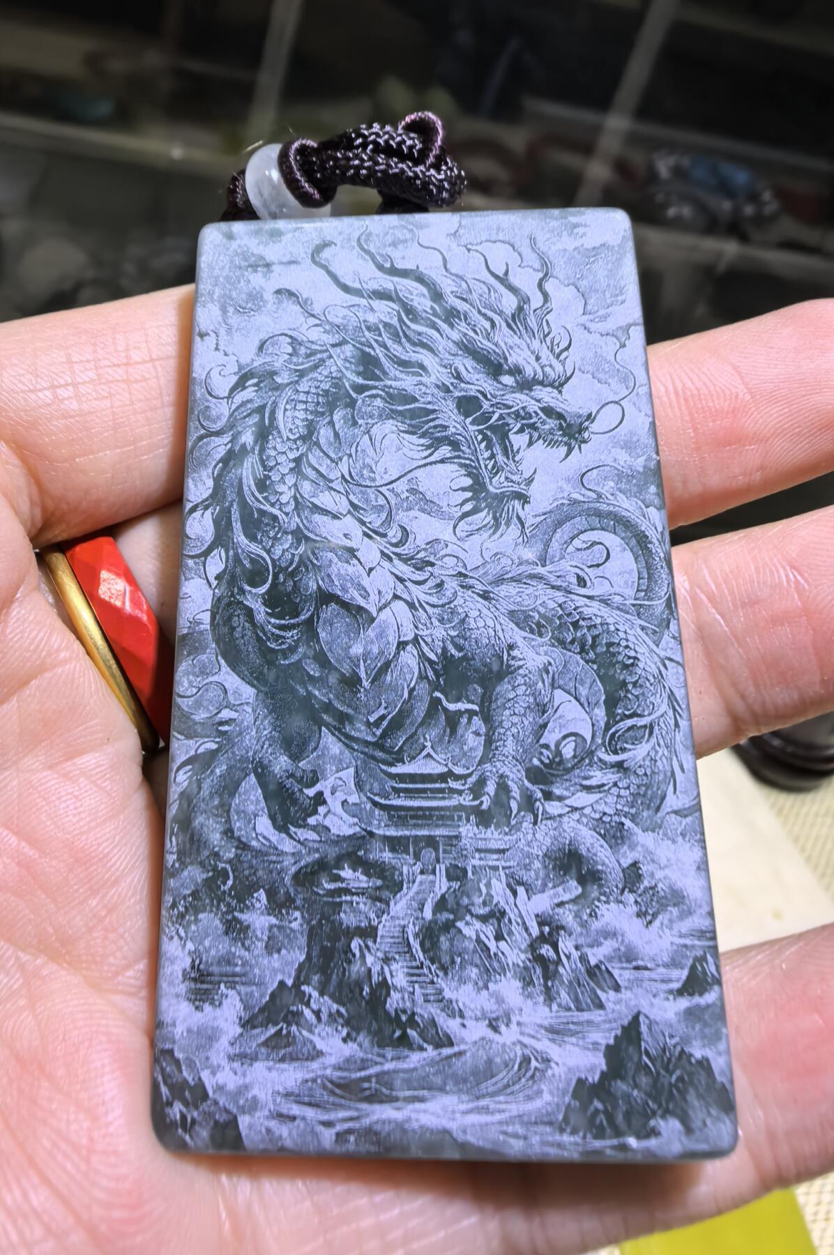 5D万针激光双面精雕湖水绿翡翠武财神关公威武忠义，龙腾四海雄伟壮观。佩戴浩然正气，霸气侧漏。尺寸:6.1*3.5*0.7cm
