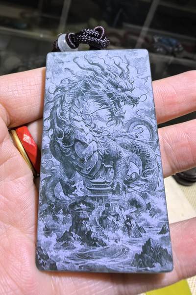 5D万针激光双面精雕湖水绿翡翠武财神关公威武忠义，龙腾四海雄伟壮观。佩戴浩然正气，霸气侧漏。尺寸:6.1*3.5*0.7cm