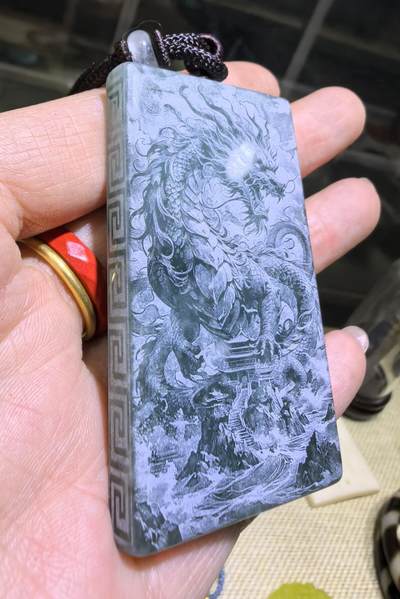 5D万针激光双面精雕湖水绿翡翠武财神关公威武忠义，龙腾四海雄伟壮观。佩戴浩然正气，霸气侧漏。尺寸:6.1*3.5*0.7cm