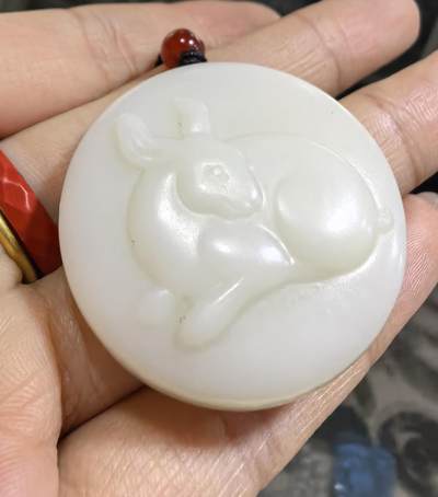 和田玉小油膏玉兔，雕刻圆润，玉质油糯，脂粉十足。佩戴秀气玲珑。尺寸:3.5*1.0cm克重:20.5g
