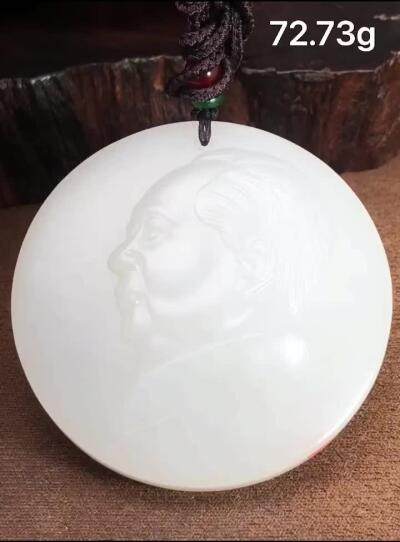 新疆和田玉作品，不忘初心，72.73g，油性出色，脂粉感十足，浮雕工艺，饱满圆润，苏州名家作品，有款证全套包装。28464JL310516