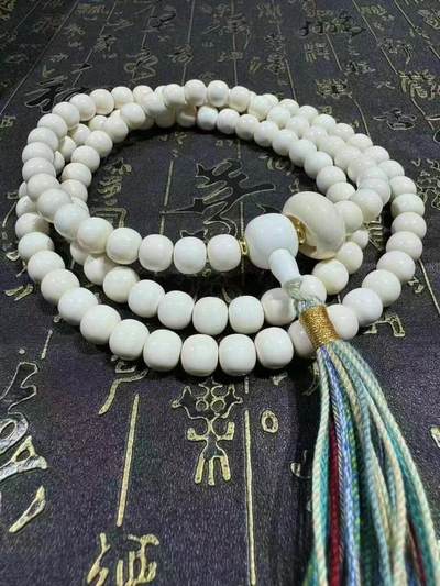 国工精工细作老型珠10×9/108颗，精心打造
精选果冻底色干净，做工精美，料质冰透润泽，品质上乘盘玩手感好，收藏价值极高。