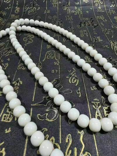 国工精工细作老型珠10×9/108颗，精心打造
精选果冻底色干净，做工精美，料质冰透润泽，品质上乘盘玩手感好，收藏价值极高。