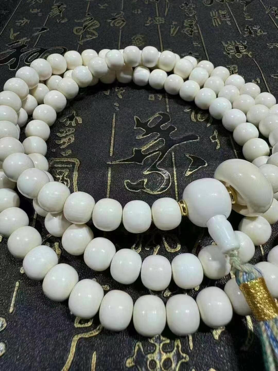 国工精工细作老型珠10×9/108颗，精心打造
精选果冻底色干净，做工精美，料质冰透润泽，品质上乘盘玩手感好，收藏价值极高。