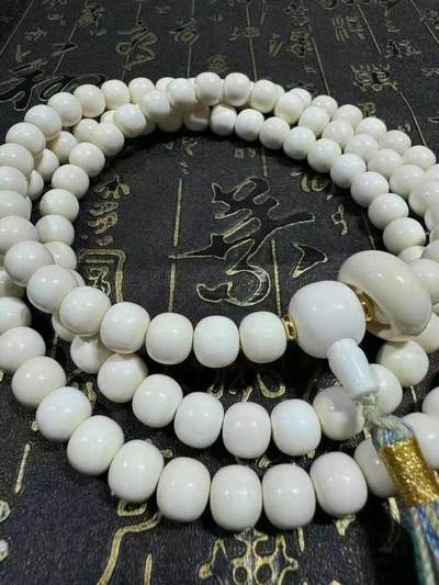 国工精工细作老型珠10×9/108颗，精心打造
精选果冻底色干净，做工精美，料质冰透润泽，品质上乘盘玩手感好，收藏价值极高。