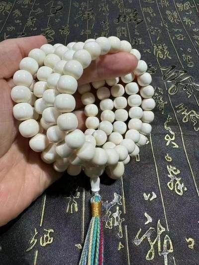 国工精工细作老型珠10×9/108颗，精心打造
精选果冻底色干净，做工精美，料质冰透润泽，品质上乘盘玩手感好，收藏价值极高。
