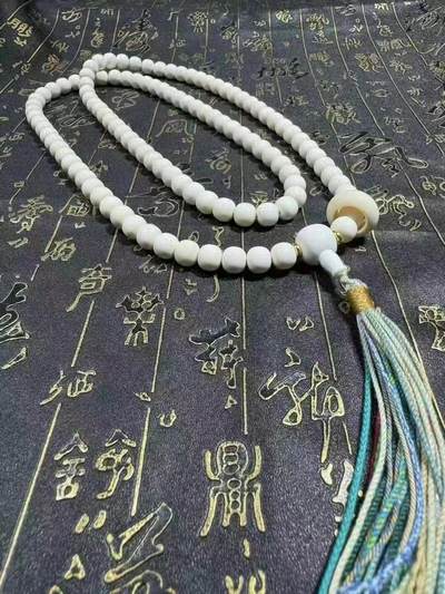 国工精工细作老型珠10×9/108颗，精心打造
精选果冻底色干净，做工精美，料质冰透润泽，品质上乘盘玩手感好，收藏价值极高。