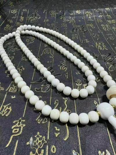 国工精工细作老型珠10×9/108颗，精心打造
精选果冻底色干净，做工精美，料质冰透润泽，品质上乘盘玩手感好，收藏价值极高。